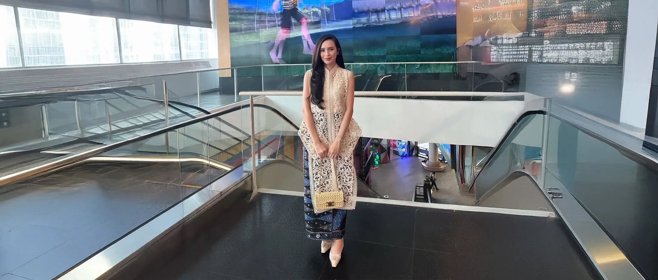 Kalau kamu butuh inspirasi kebaya formal buat merayakan Hari Batik ...