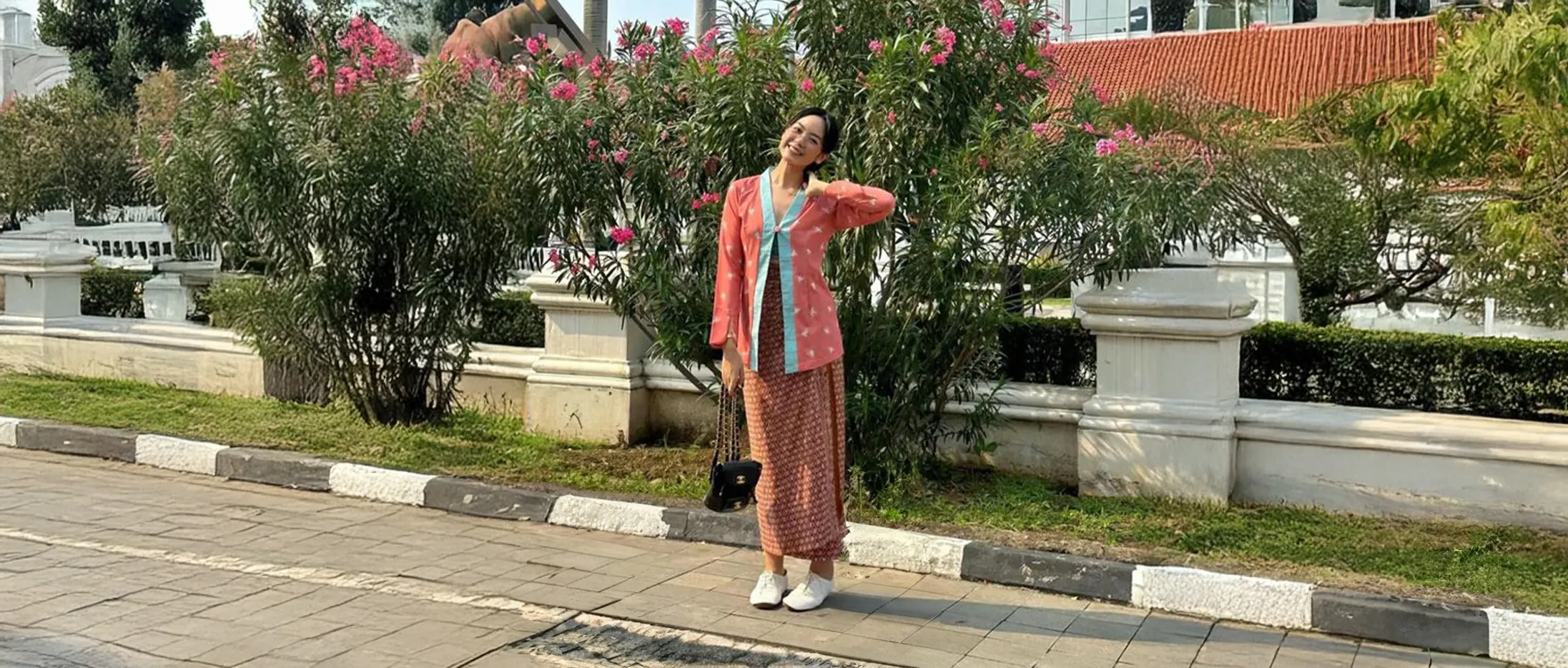Inspirasi outfit berkain untuk Hari Batik (instagram.com/raniaayamin)